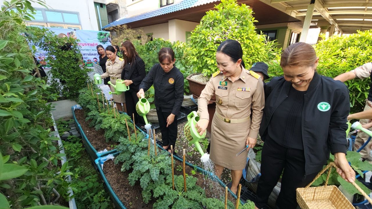 นายอำเภอบ้านโป่งปลูกผักสวนครัวเป็นตัวอย่างตามโครงการ 'บ้านนี้มีรัก ปลูกผักกินเอง'