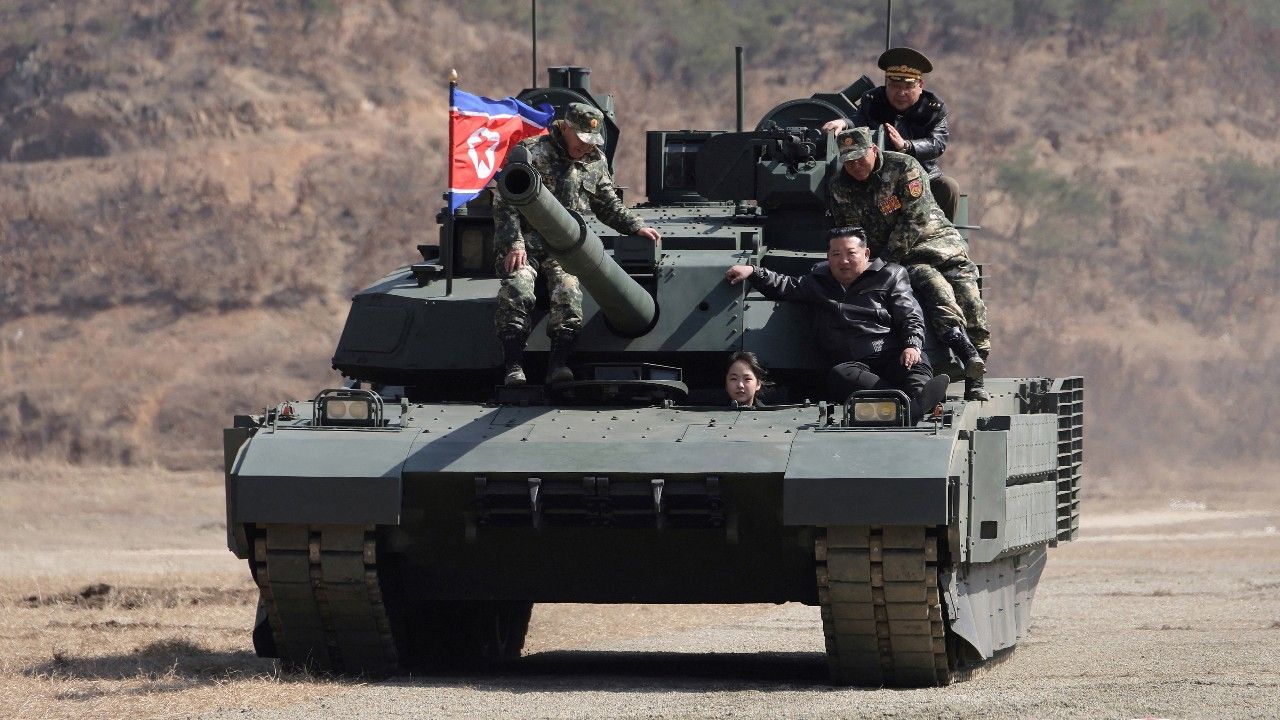 'คิม จองอึน' ควงลูกสาวขึ้นรถถัง คุมซ้อมรบเตรียมความพร้อมสู้ศึก