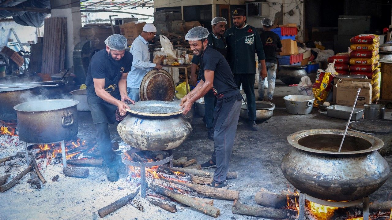 วิกฤตพลังงานลามหนัก! ชาวอินเดียแห่ซื้อ 'ฟืน–ขี้วัว' ใช้แทนแก๊ส