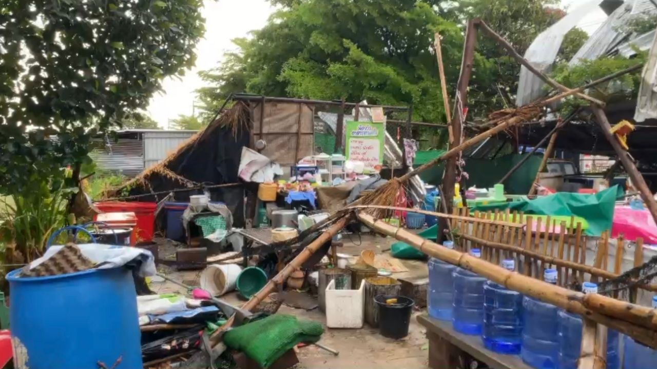 เจ้าของร้านก๋วยเตี๋ยว คว้ากระปุกเงินวิ่งหนี 'พายุฤดูร้อน' ถล่มแรงจนหลังคาเปิด