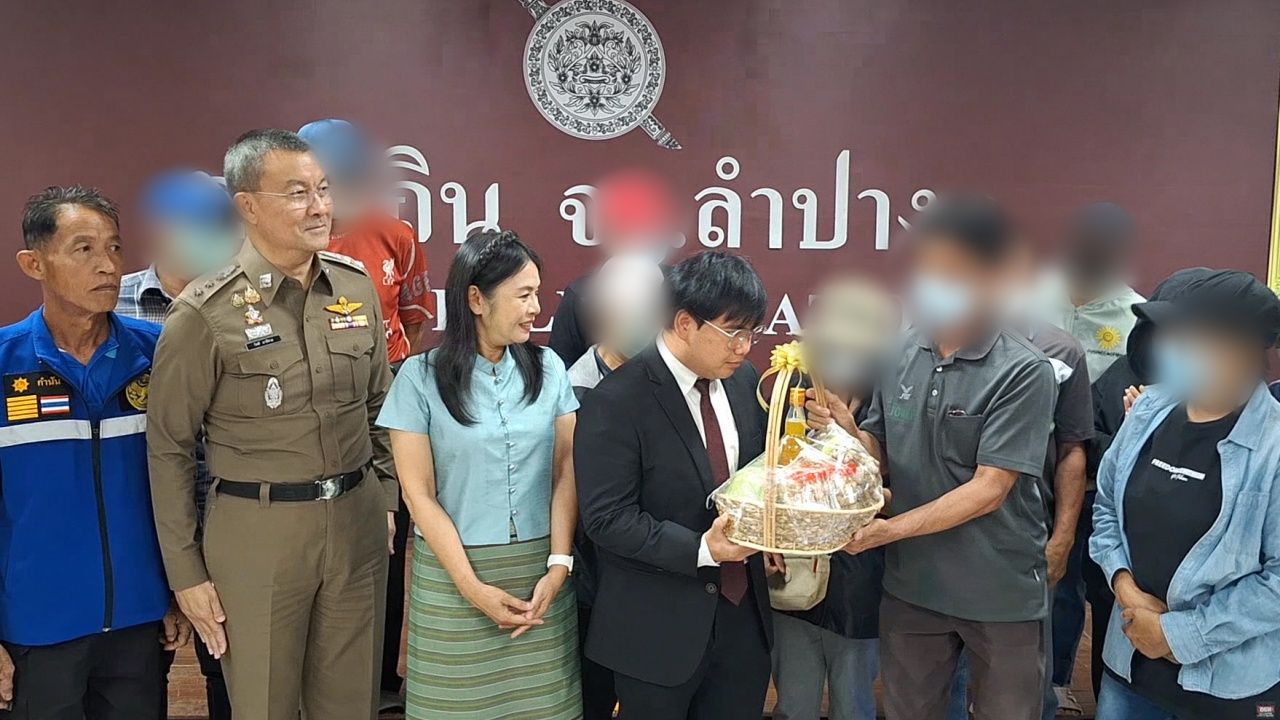 ชาวบ้าน 'รุมเก็บกุ้ง' หอบกระเช้าขอโทษผู้เสียหาย ยอมรับผิด พร้อมชดใช้ตามกฎหมาย