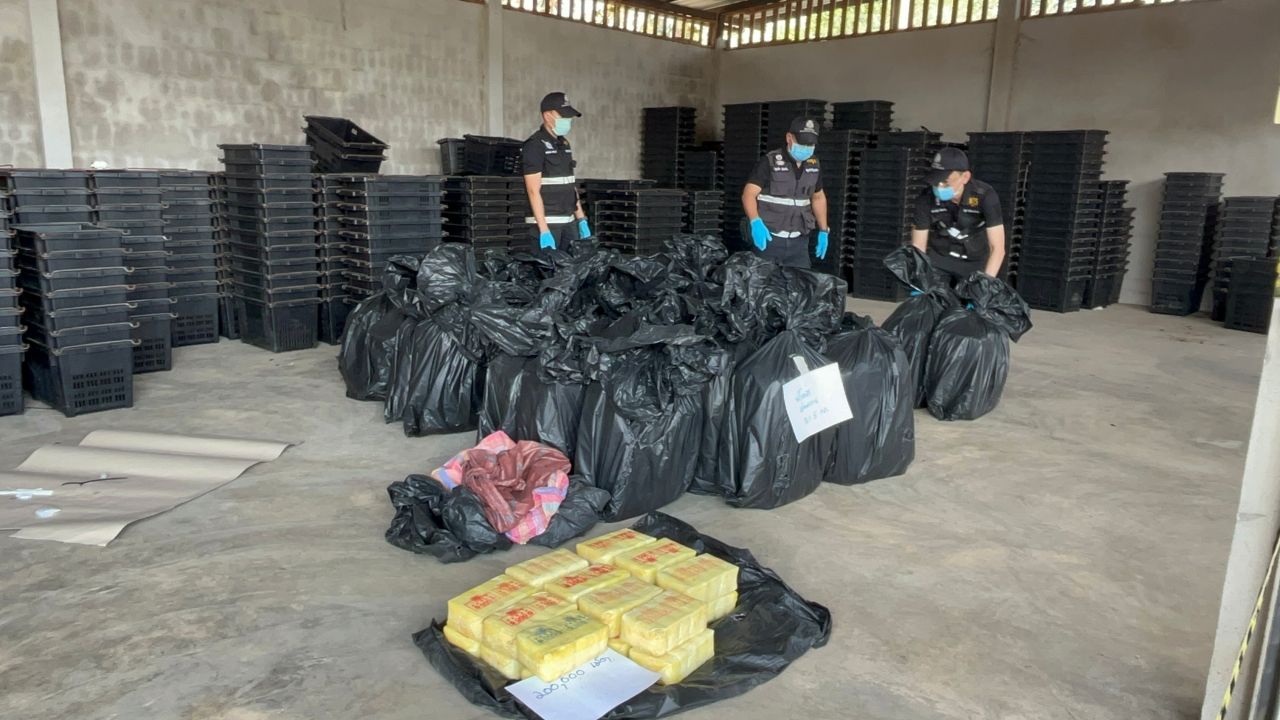 ​จับยาบ้าลอตใหญ่ 8 ล้านเม็ด ซ่อนสารพัดวิธี ใส่ถุงดำ อำพรางในลังพลาสติกเจาะรูวางซ้อนกัน