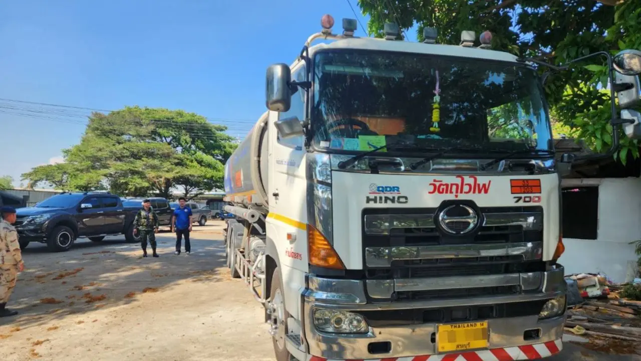 ตรวจยึด 'รถขนน้ำมันดีเซล' 2 หมื่นลิตร คาดเตรียมส่งเมียนมาตรงข้ามแกรนด์คอมเพล็ก