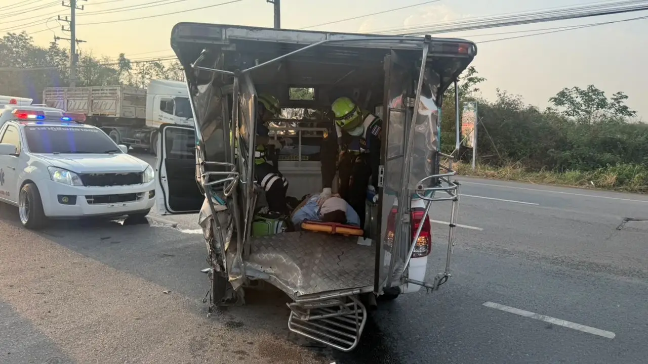 ตำรวจขับกระบะวูบหลับใน พุ่งชนท้ายรถรับส่งคนงาน บาดเจ็บรวม 11 ราย