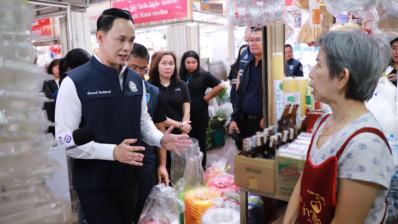 พาณิชย์ลุยตรวจตลาดรังสิต รับหมู-ไก่แพงขึ้นจริง จ่อคุมเข้ม 'น้ำขวด-เม็ดพลาสติก'