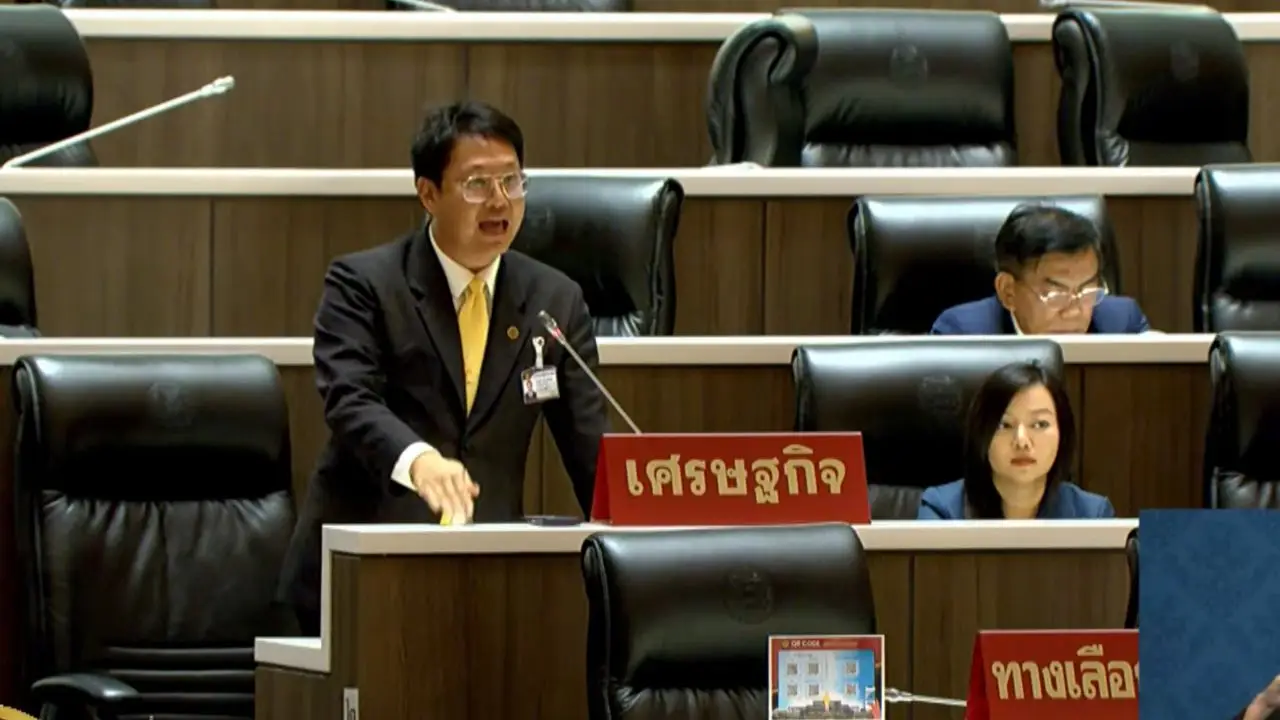 'คริส' ชี้เป้าไอ้โม่งกักตุน แนะนายกฯ เปิดทางนำเข้าจากต่างประเทศ บีบ 6 โรงกลั่นคายน้ำมัน