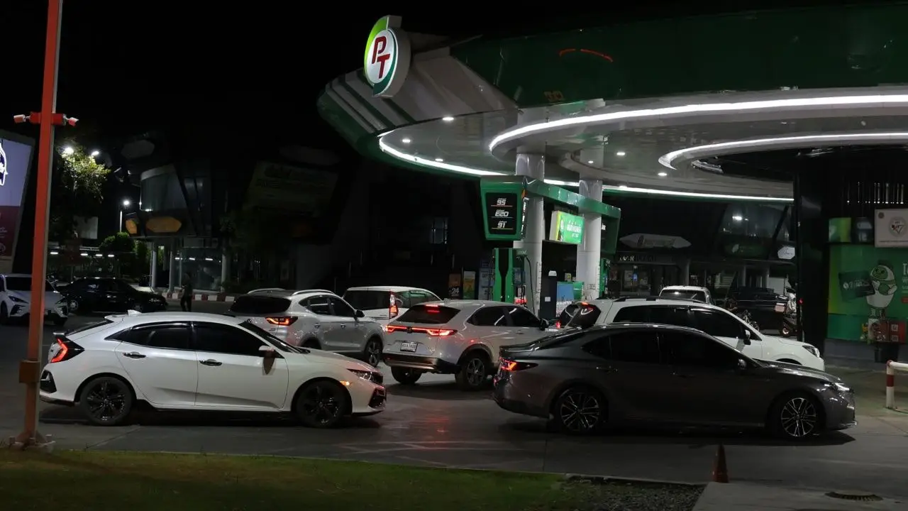 คอมเมนต์เอกฉันท์ หลังประกาศกลางดึก ปรับขึ้น 'ราคาน้ำมัน' ทุกชนิด 6 บาท