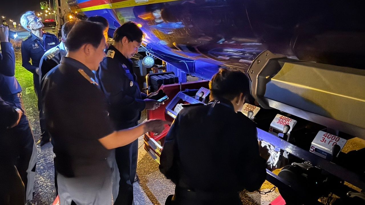 'ศุลกากรช่องจอม' คุมเข้มต่อเนื่อง ตรวจการขนส่งน้ำมันอีสานใต้ ป้องกันลักลอบส่งออก