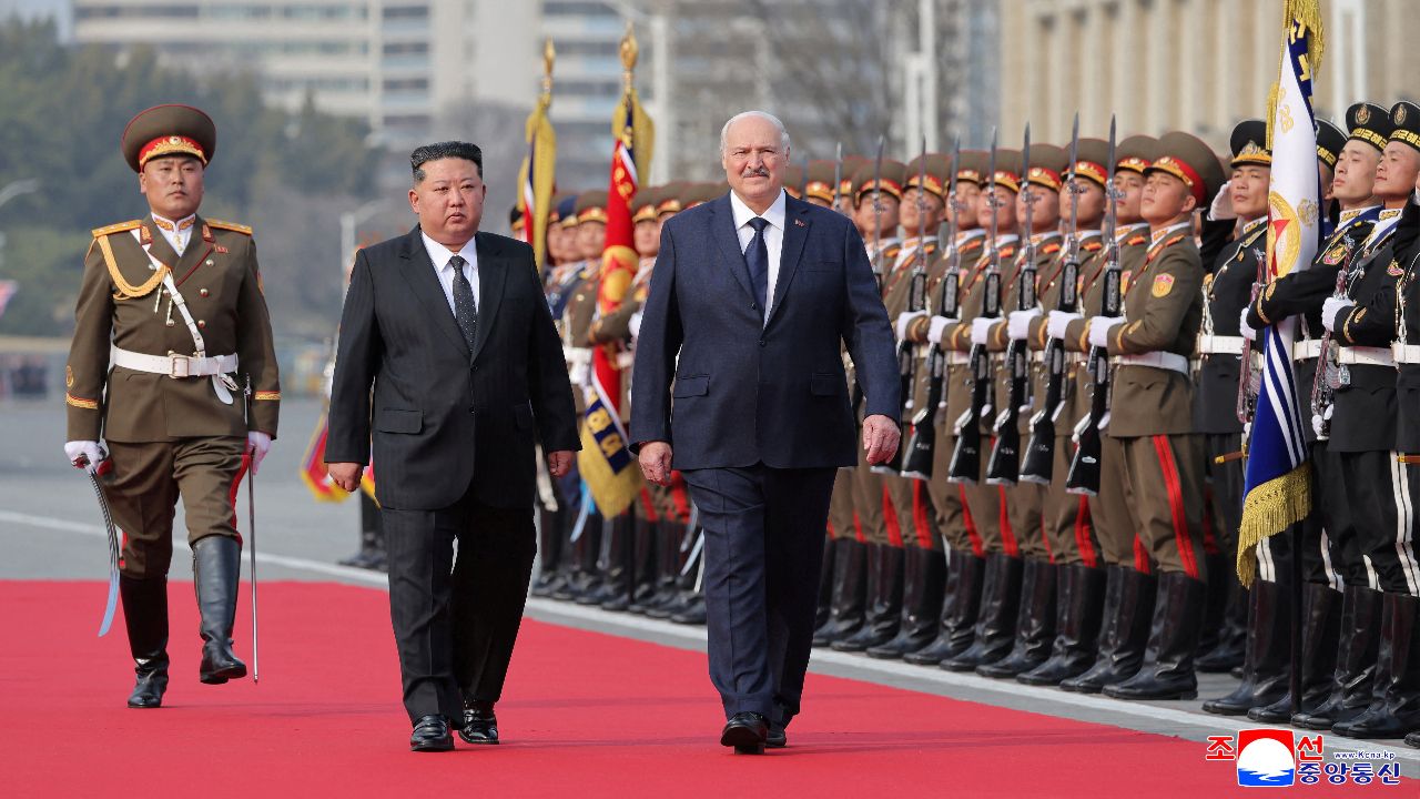 'ลูคาเชนโก' เยือนเกาหลีเหนือครั้งแรก 'คิม จองอึน' ต้อนรับอบอุ่น