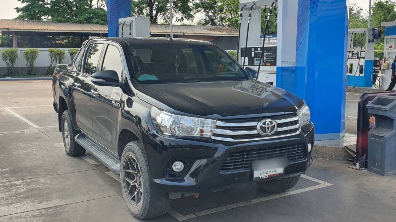 'กระบะดำ' จอดขวางหน้าตู้จ่ายน้ำมันข้ามคืน อ้างรอเข้าคิว ล่าสุดขยับรถออกแล้ว