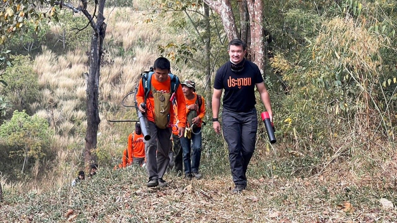 'ตี๋ ภัทรพงษ์' นำทีม 'ส้มสู้ไฟ' ช่วยดับไฟป่า หวังลด ค่า PM2.5 ภาคเหนือ