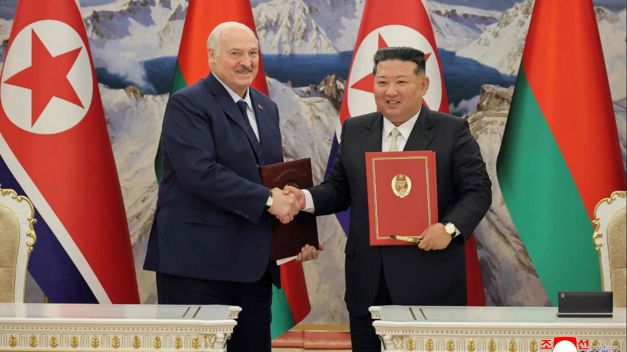 'คิม จองอึน' จับมือผู้นำเบลารุส ลงนามสนธิสัญญามิตรภาพ กระชับพันธมิตรต้านตะวันตก