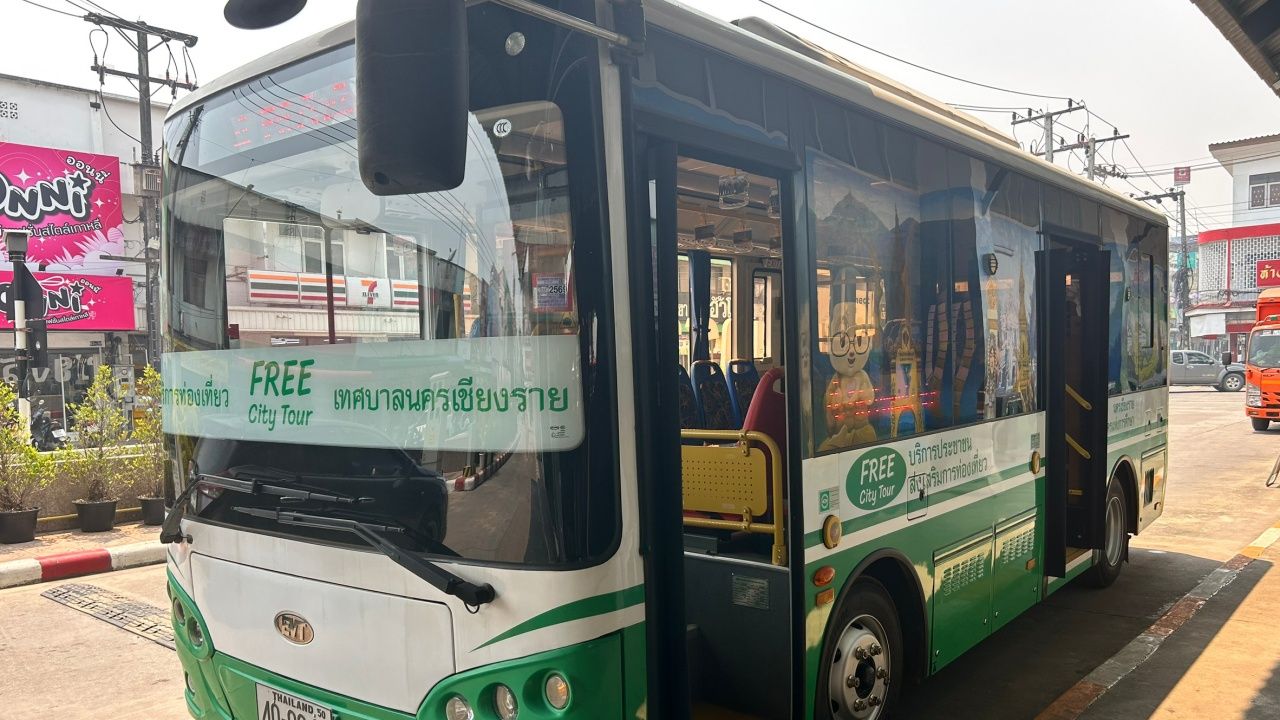 น้ำมันแพง-หาเติมยาก 'เทศบาลเชียงราย' จัด 'รถโค้ชไฟฟ้า' ให้นั่งฟรีตลอดทั้งวัน