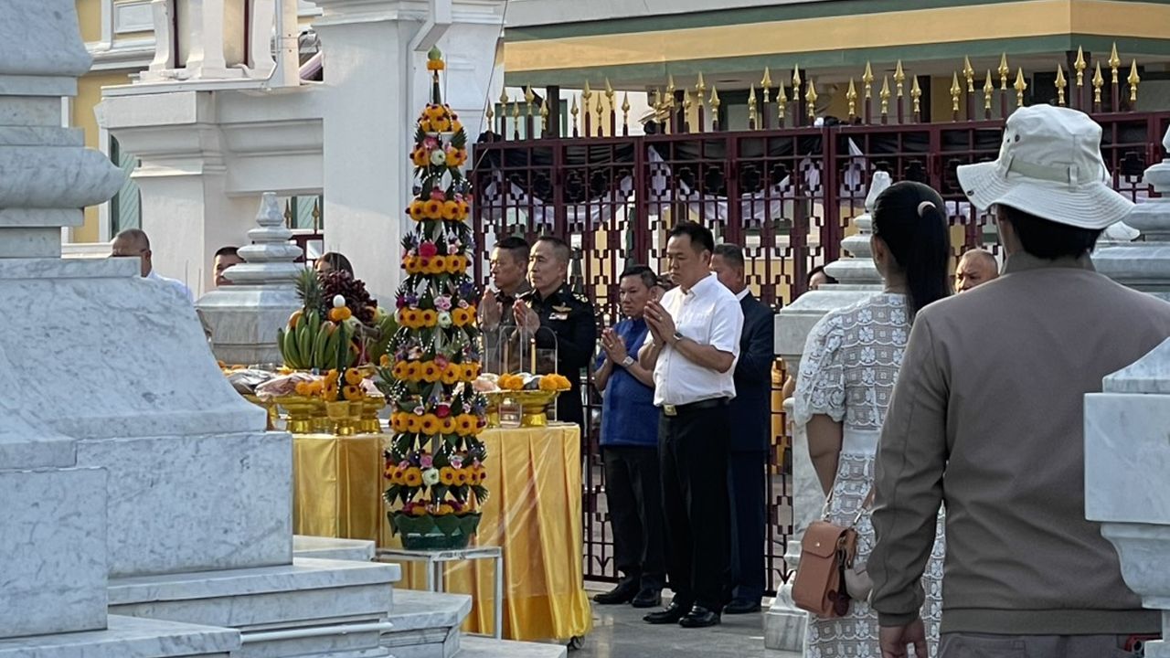 ​เอาฤกษ์เอาชัย 'อนุทิน' แวะสักการะศาลหลักเมือง ก่อนนำ ครม. แถลงนโยบายรัฐสภา