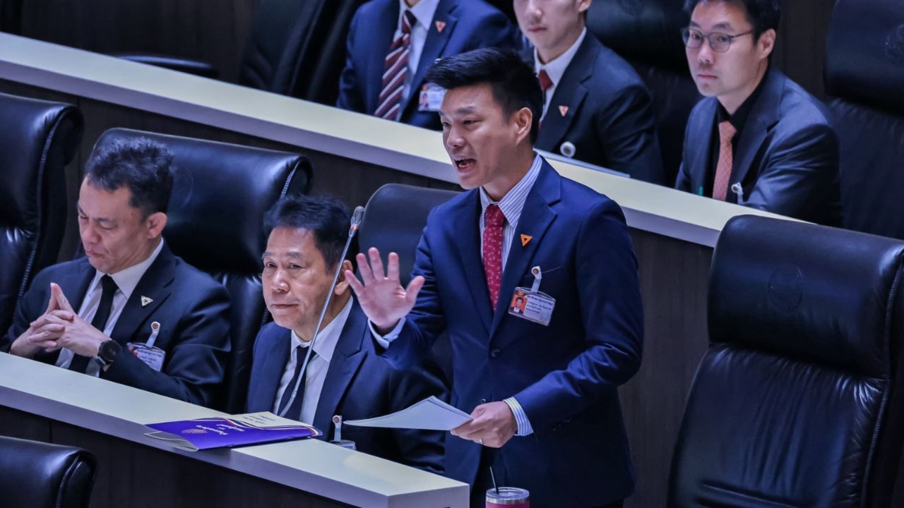 แถลงนโยบาย ประท้วงวุ่น 'เท้ง' พาดพิงเพื่อไทยขายวิญญาณร่วมรัฐบาล ทำ 'จุลพันธ์' จี้ถอนคำพูด