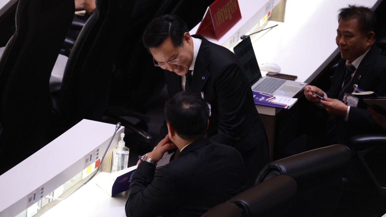 แห่ขอลายเซ็นนายกฯ กลางสภาฯ-'อนุทิน' เลี่ยงตอบสื่อไร้มาตรการปราบโกง-แก้รธน.