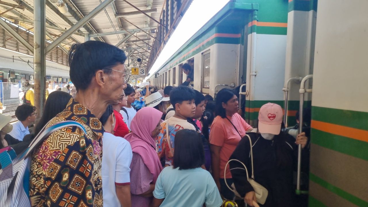 สถานีรถไฟชุมทางหาดใหญ่ คึกคัก หยุดยาวสงกรานต์ ตั๋วชั้น 1 ถูกจองเต็มยาวไปถึง 28 เม.ย.