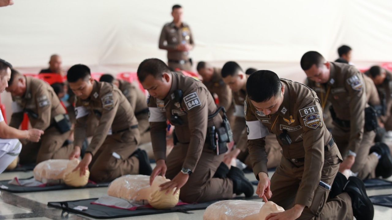 ติวเข้ม 'ตำรวจสมุทรปราการ' เสริมทักษะปฐมพยาบาลเบื้องต้น-CPR-สัญญาณมือ SOS