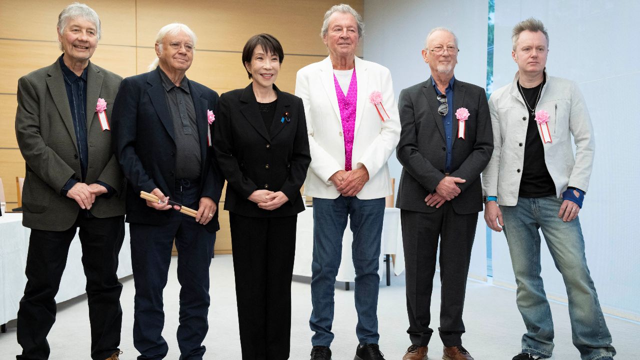 'Deep Purple' พบแฟนพันธุ์แท้ 'ซานาเอะ ทาคาอิจิ' นายกฯ ญี่ปุ่น