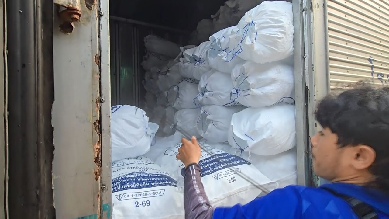 สู้น้ำมันแพงไม่ไหว โรงน้ำแข็ง ขอขึ้นกระสอบละ 5 บาท ชาวบ้านเดือดร้อนกันถ้วนหน้า