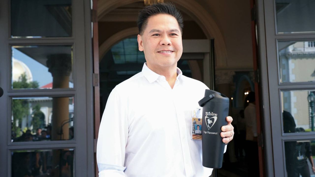 'วราวุธ' พกกระบอกน้ำส่วนตัวดื่มน้ำโชว์สื่อ ผุดอัดฉีด 2 หมื่นล้าน ช่วยเอสเอ็มอีสู้สงคราม