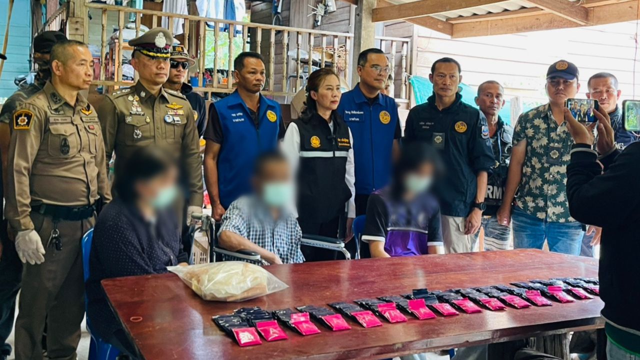 บุกรวบนายตำรวจ พร้อมครอบครัวคาบ้าน ยึดของกลางยาบ้า 1.6 หมื่นเม็ด