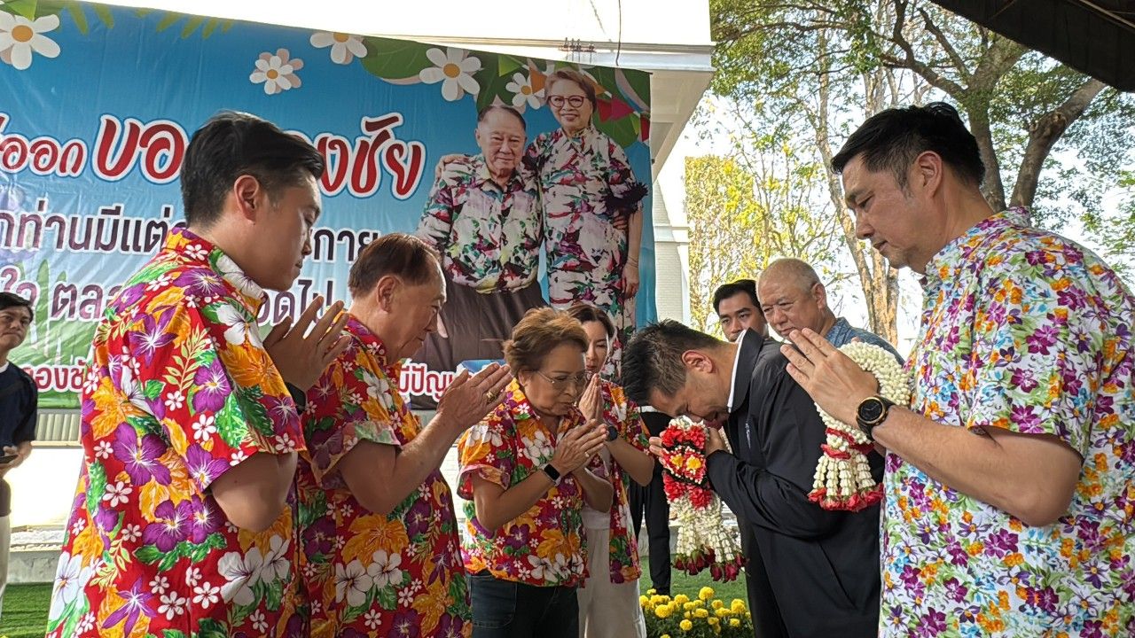 'วราวุธ' รดน้ำดำหัวขอพร 'ครอบครัวเที่ยงธรรม' บอกถ้าไม่มี 'อาจองชัย' คงไม่ชนะเลือกตั้ง