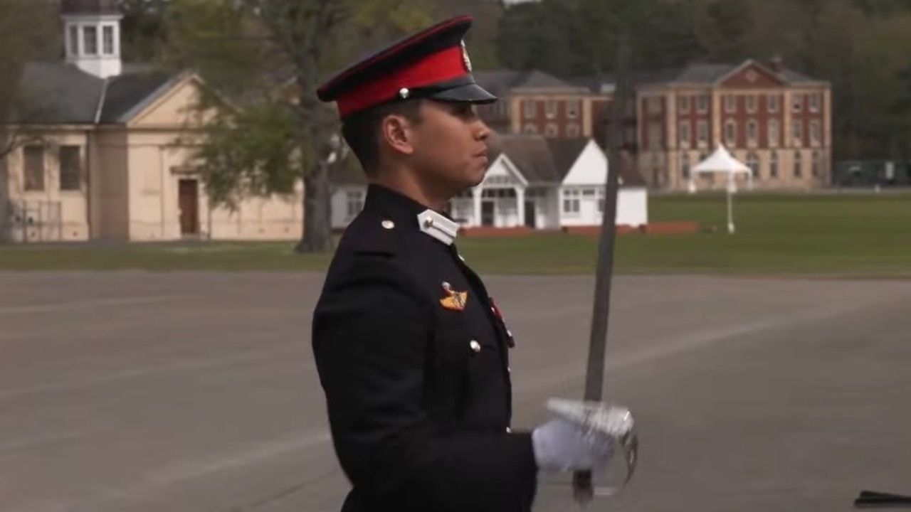 ทหารไทย คว้ารางวัลเกียรติยศสูงสุด นายร้อยแซนด์เฮิสต์ อังกฤษ รร.เดียวกับ หลาน 'ฮุนเซน'