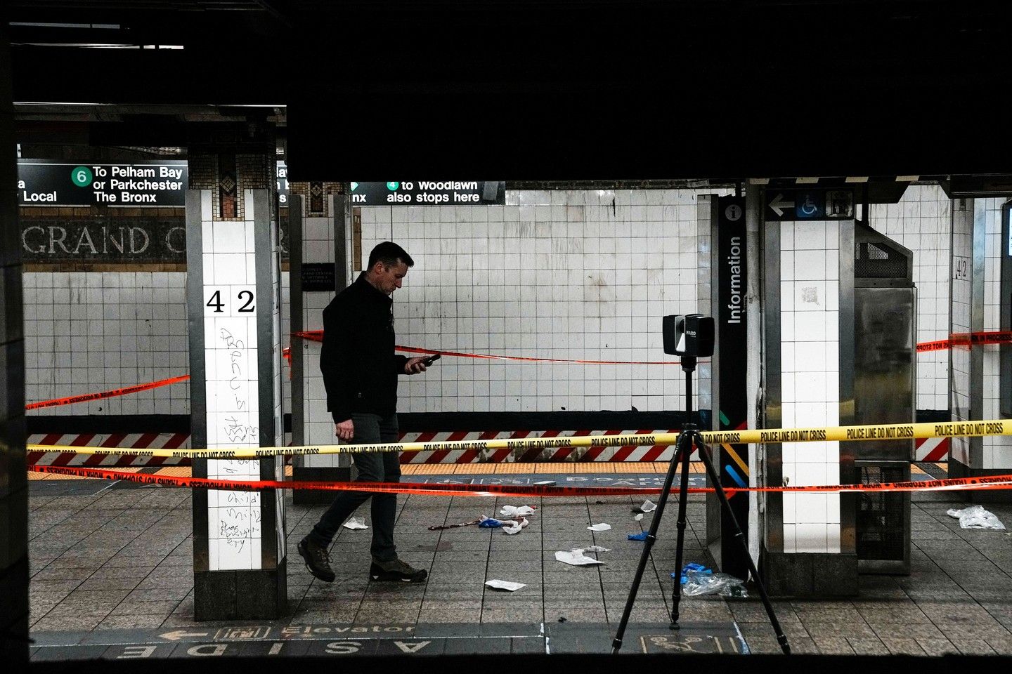 ชายคลั่งใช้มีดไล่ฟันคนในสถานีรถไฟใต้ดินนิวยอร์ก บาดเจ็บ 3 ราย ก่อนถูกตำรวจวิสามัญ