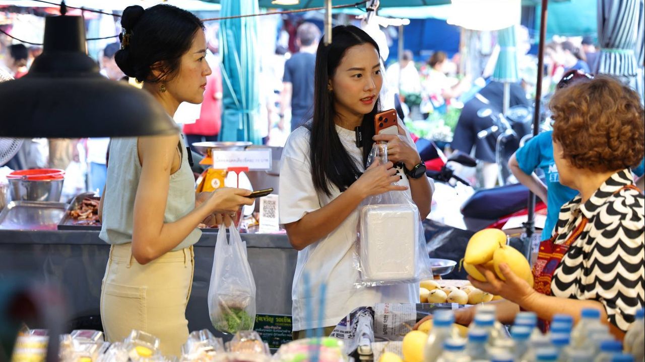 'ไอซ์' ควง 'ช่อ' เดินตลาดท่าน้ำนนท์ พบพ่อค้าแม่ค้าแบกรับต้นทุนสูง ฝากรัฐทบทวนมาตรการช่วยเหลือ