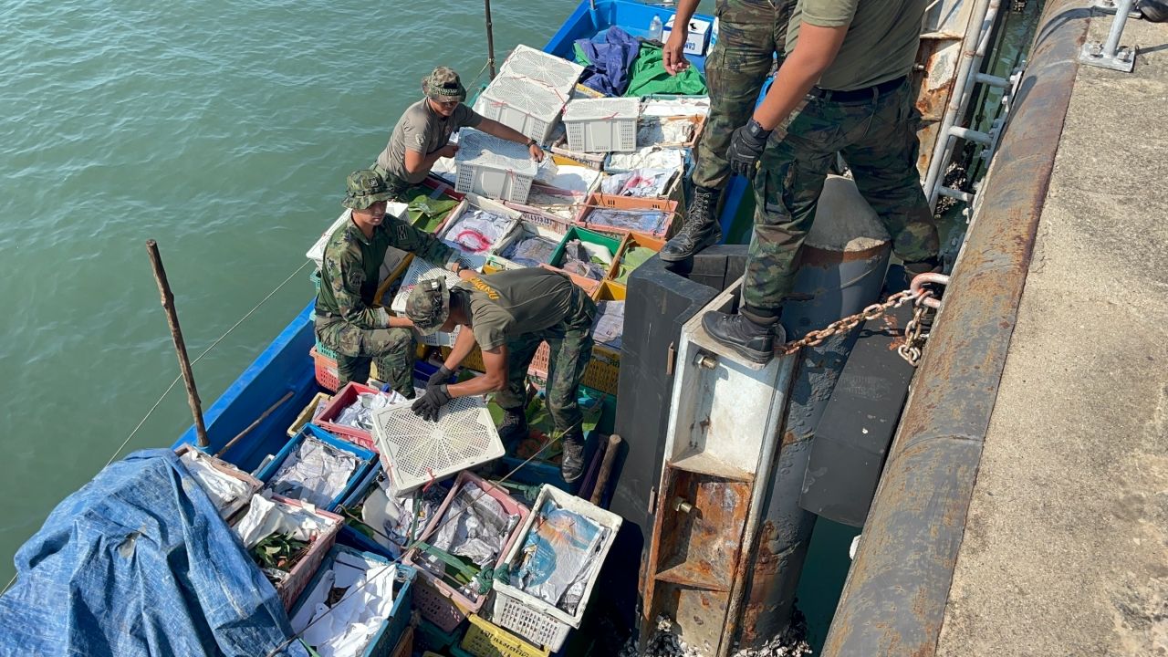 ศรชล.ตราด บุกจับ เรือ 4 ลำ กลางทะเลไทย ลักลอบขนสินค้าจำเป็น ล็อตใหญ่ เตรียมส่งไปกัมพูชา