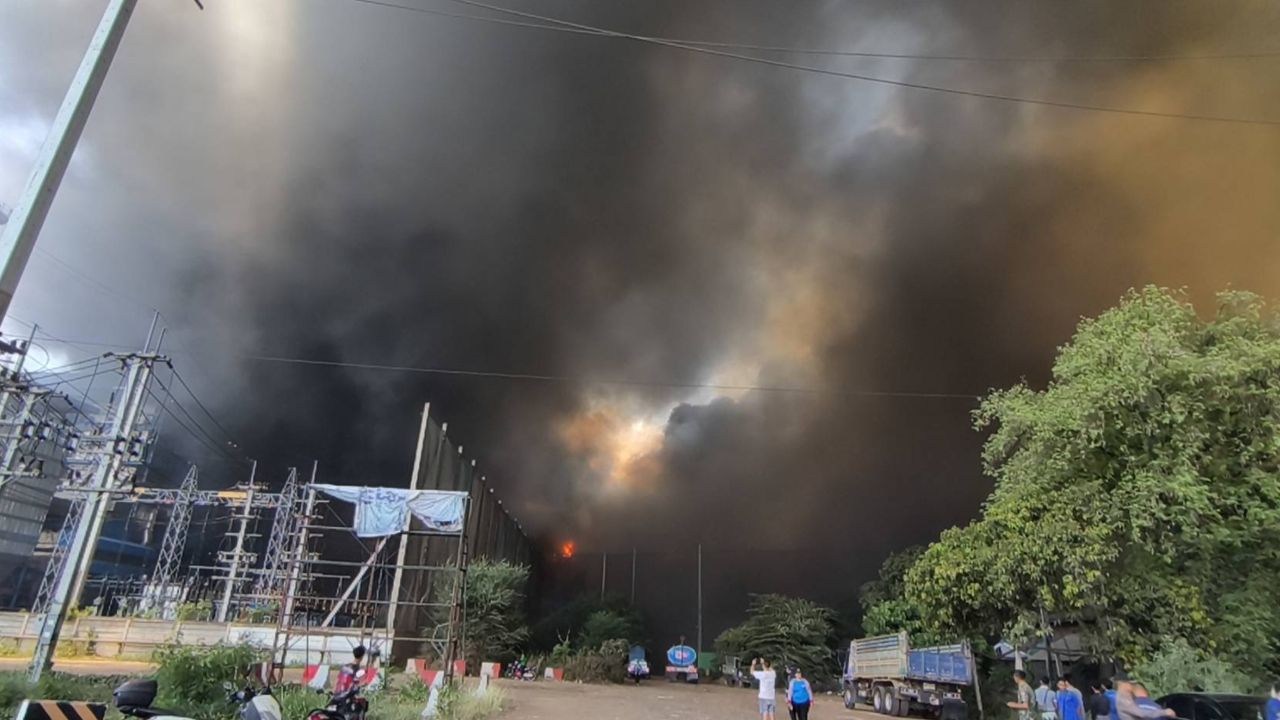 ไฟไหม้โรงงานน้ำตาลพิมายโคราช ควันดำปกคลุมท้องฟ้า-เร่งอพยพชาวบ้าน