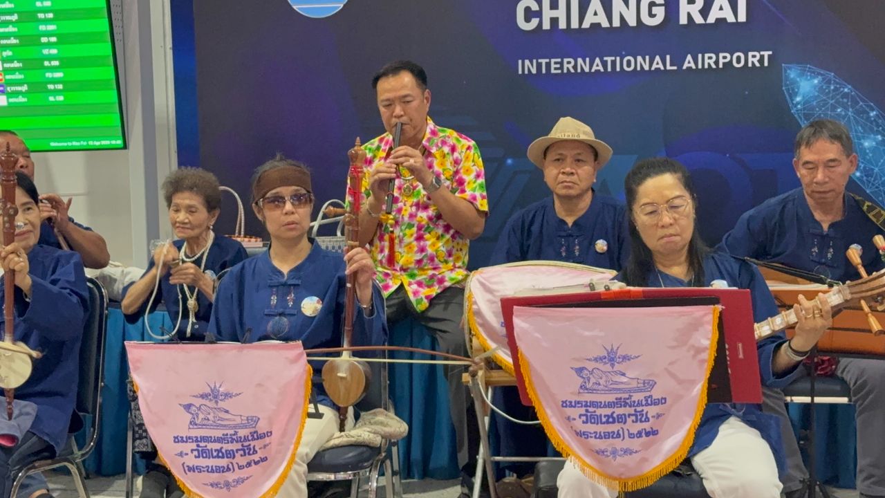 'นายกฯอนุทิน' ร่วมแจม เป่าขลุ่ย ที่สนามบินเชียงราย ต้อนรับนักท่องเที่ยว
