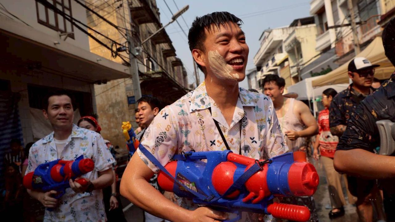 'เท้ง​ ณัฐพงษ์' เล่นน้ำสงกรานต์ลำปาง ชาวบ้านรุมปะแป้ง โอบกอด ถ่ายรูปตลอดทาง