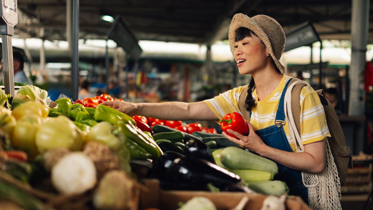 ราคาผักวันนี้ 13 เมษายน 2569 อัปเดตจากตลาดสี่มุมเมือง ต้นหอม-ผักชี แตะกิโลละร้อย