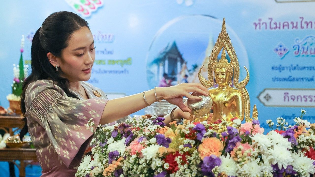 อดีตนายกฯ 'อิ๊งค์' อวยพรสงกรานต์ 69 ปีใหม่ไทยขอ ปชช. สุขกาย สบายใจ สุขภาพแข็งแรง เดินทางปลอดภัย