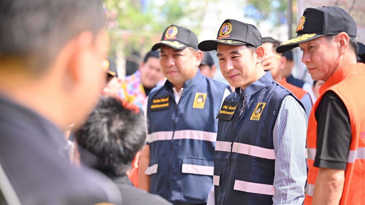 มท.4 ตรวจเยี่ยมจุดบริการประชาชนสมุทรสาคร ขอบคุณ จนท. ทำงานให้ประชาชนวันหยุด