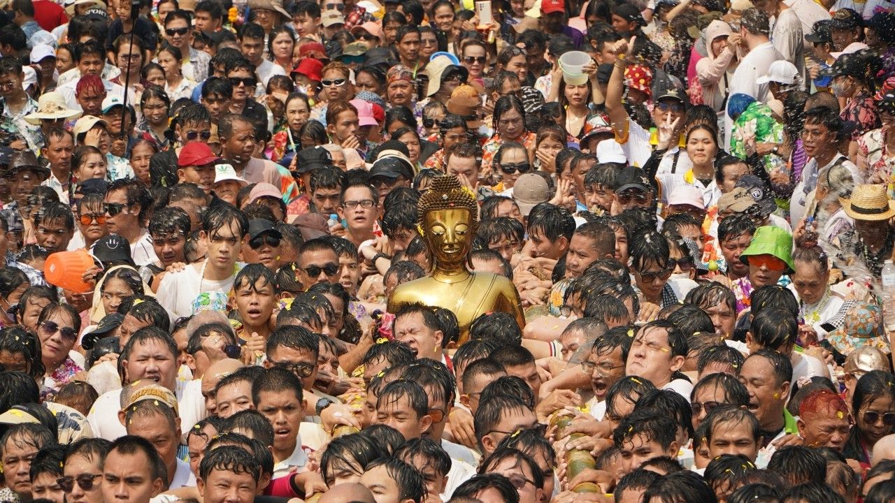 สงกรานต์หนองคายคึกคัก คนนับหมื่นแห่ร่วมอัญเชิญ 'หลวงพ่อพระใส' ลงจากพระอุโบสถวัดโพธิ์ชัย