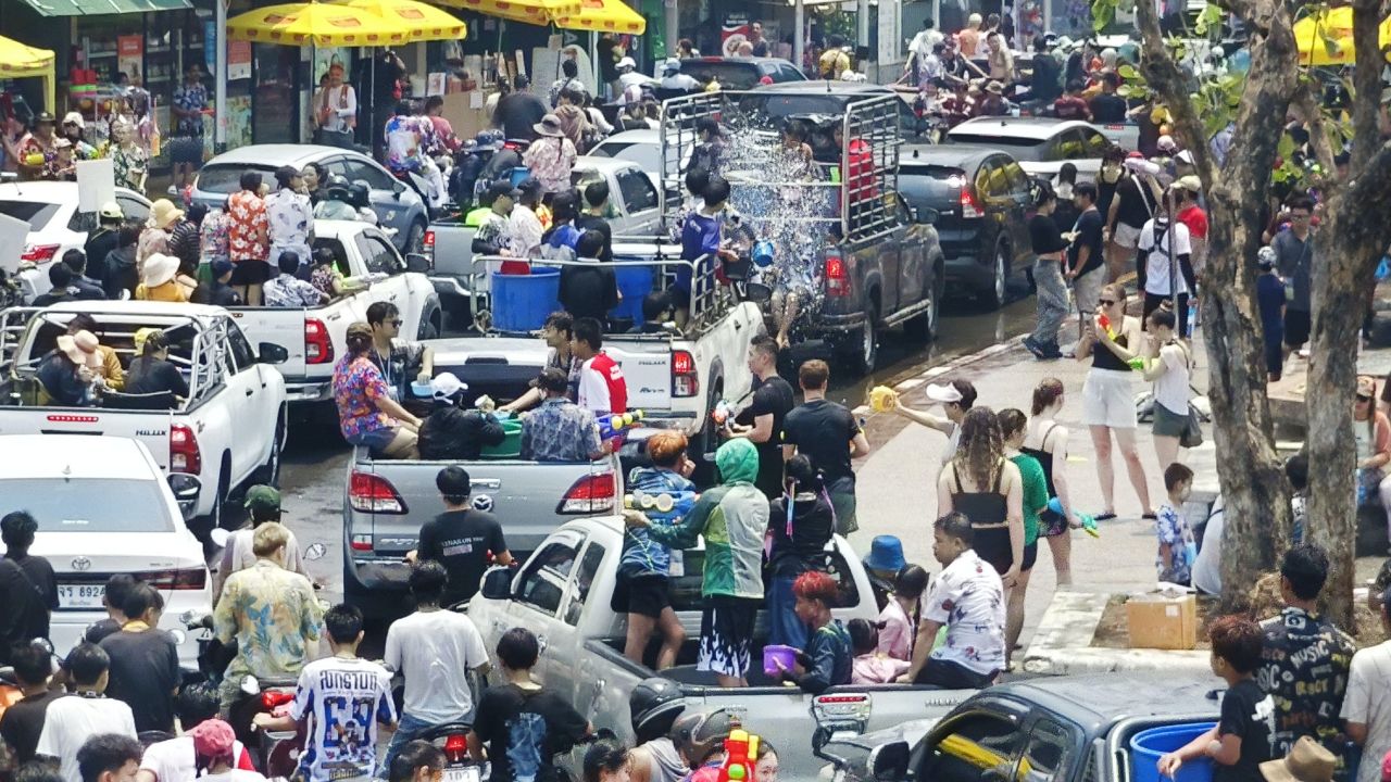 สาดน้ำเล่นสงกรานต์ตัวเมืองเชียงใหม่ คึกคักตั้งแต่ช่วงบ่าย ท่ามกลางสภาพอากาศร้อนอบอ้าว