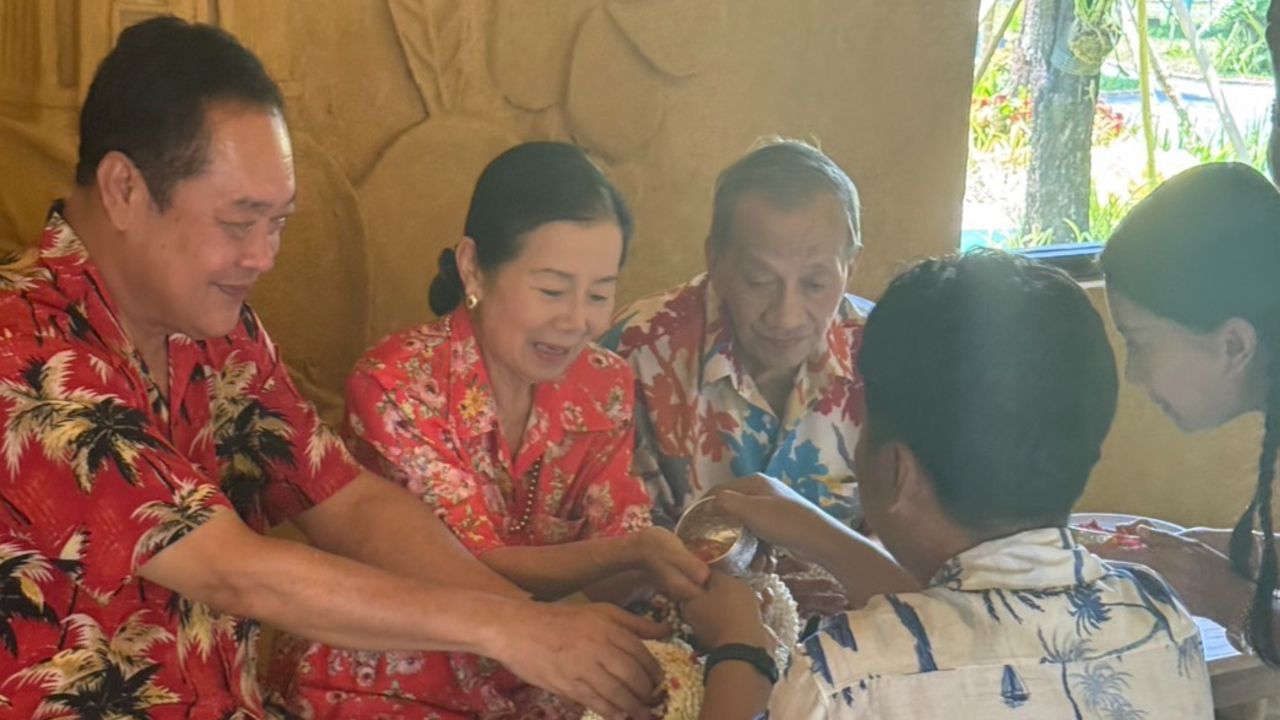 เรือนจำเขากลิ้งอบอุ่น 'เสก โลโซ' รดน้ำขอพร 'ทวี'-ภรรยา ครอบครัว ร่วมวงอบอุ่น