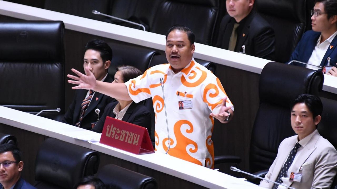 'ณัฐชา' ปชน. ติง 'พิพัฒน์' เงียบกริบ ไม่ตอบปม 'เสี่ยตือ' เตือนนายกฯ ใช้งานต่อ ระวังรัฐบาลอายุสั้น