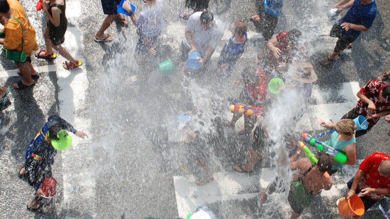 ระวังเจอคุก เตือนเล่นน้ำสงกรานต์ 'ลวนลาม-คุกคามทางเพศ' ผิดกฎหมาย