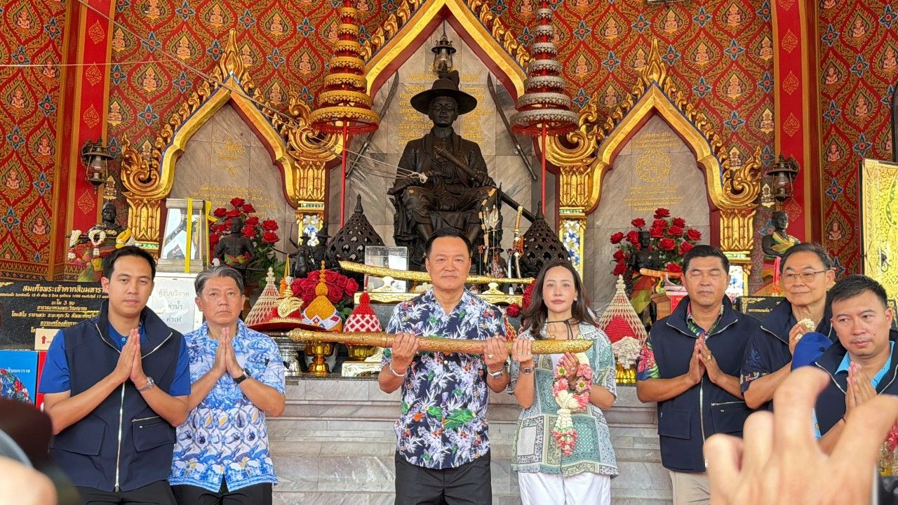 'อนุทิน' ควง 'จ๋า' ยกดาบพระเจ้าตาก ขอพรให้โลกสงบสุข ให้น้ำมันราคาถูก