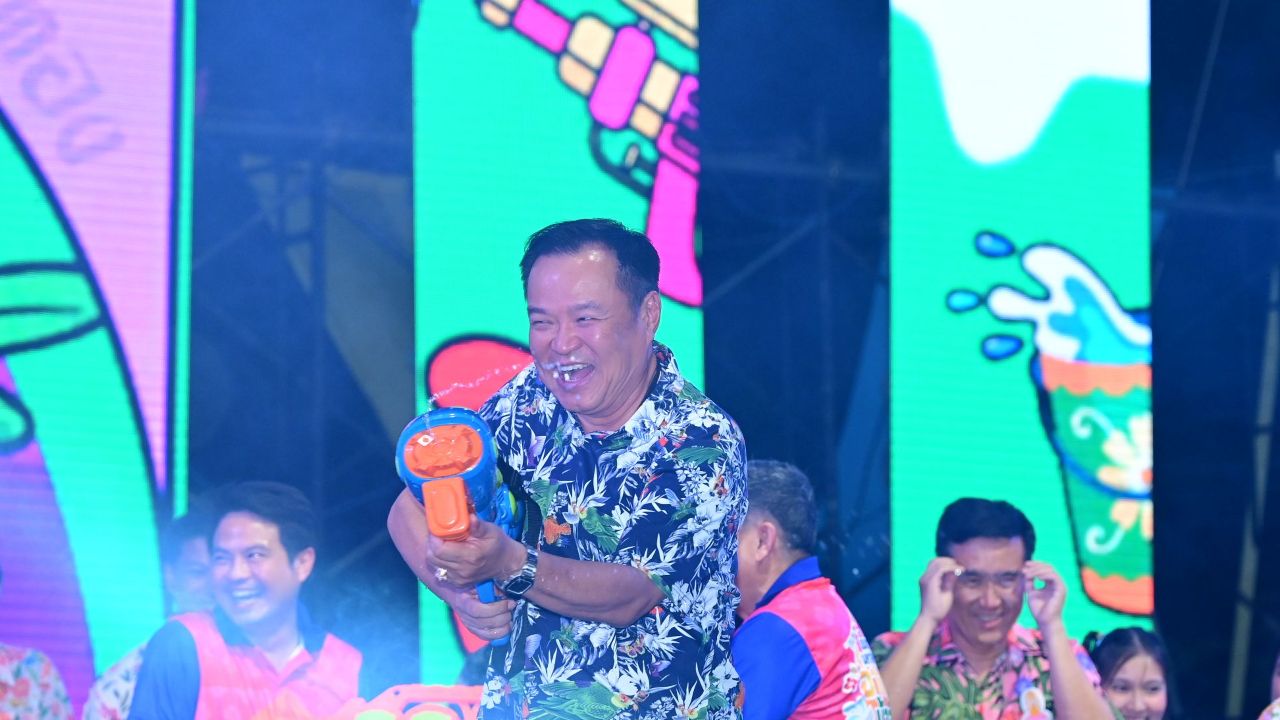 'อนุทิน' ยิงปืนฉีดน้ำเปิดงานสงกรานต์ถนนข้าวสุก 'สมศักดิ์' แต่งกลอนพูดแล้วทำบวกพลัสให้
