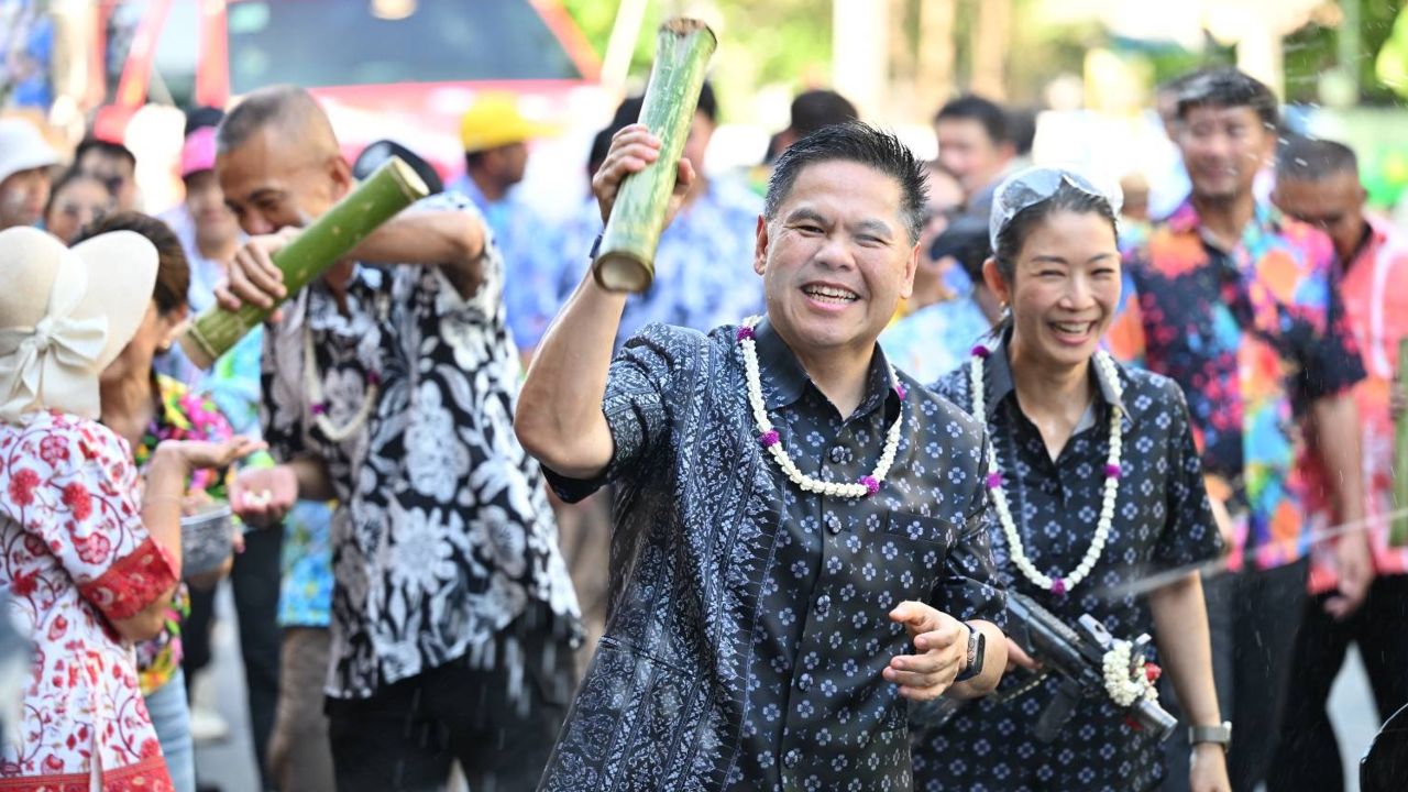 'วราวุธ' พกกระบอกไม้ไผ่สาดน้ำสงกรานต์กับชาวสุพรรณ หลังเปิดงานเย็นทั่วหล้าฯ