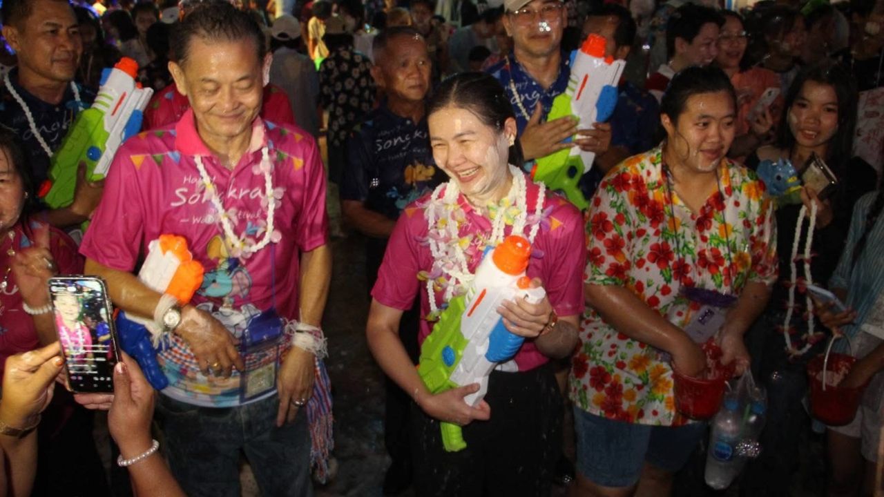 'จิราพร' ชูสงกรานต์ 'ถนนข้าวปุ้นซาว' ชวนเล่นน้ำทานขนมจีน ที่ อ.พนมไพร จ.ร้อยเอ็ด