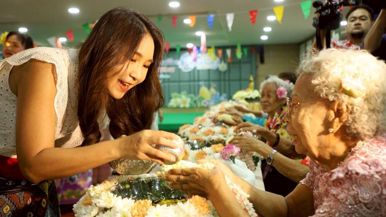 'ศิริกัญญา' นำทีม สส.กทม. ร่วมกิจกรรมรดน้ำดำหัวผู้สูงอายุ รพ.บางปะกอก