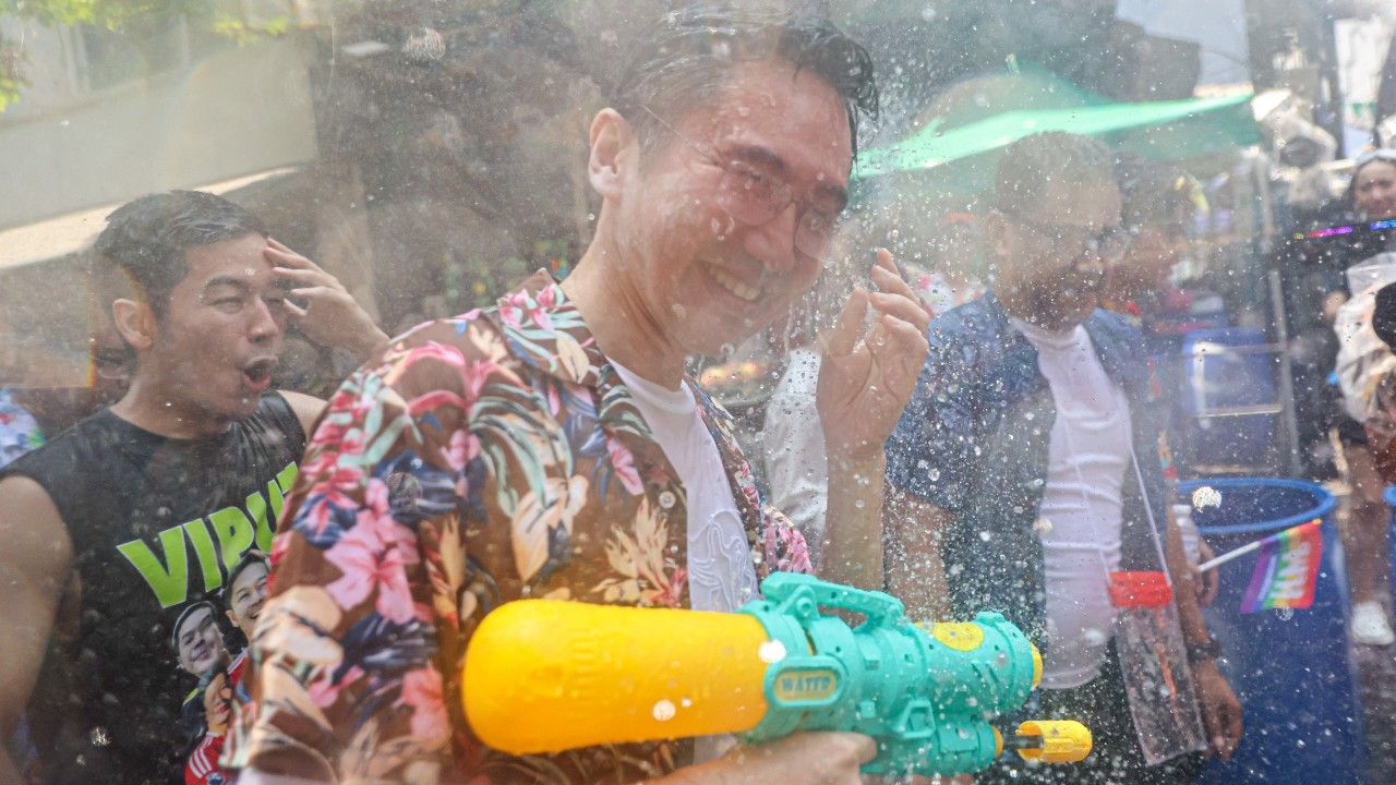 'อ.เชน ยศชนัน' ร่วมฉลองสงกรานต์สีลม ย้ำเศรษฐกิจต้องเดินหน้า แม้เผชิญวิกฤตพลังงาน