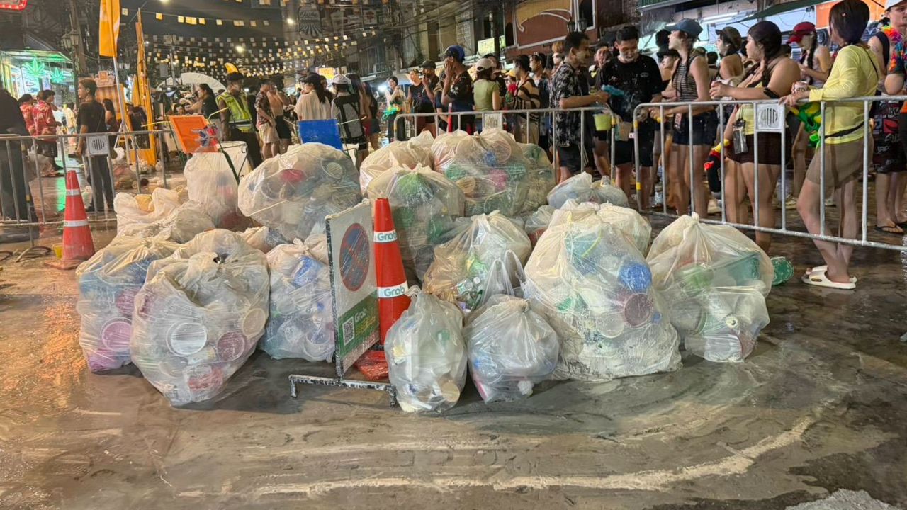 ขยะสงกรานต์ กทม. พุ่ง 86.32 ตัน ชวนเปลี่ยนปืนฉีดน้ำเก่าเป็น 'น้ำมันแนฟทา'