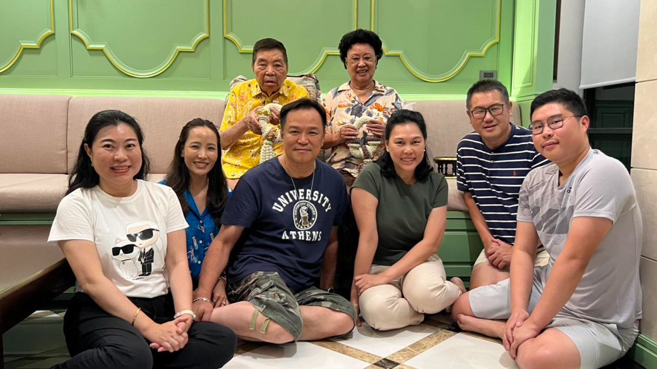 'อนุทิน' โพสต์ภาพครอบครัวชาญวีรกูลแบบพร้อมหน้า เผยวันเกิดแม่ตรงกับผู้สูงอายุพอดี
